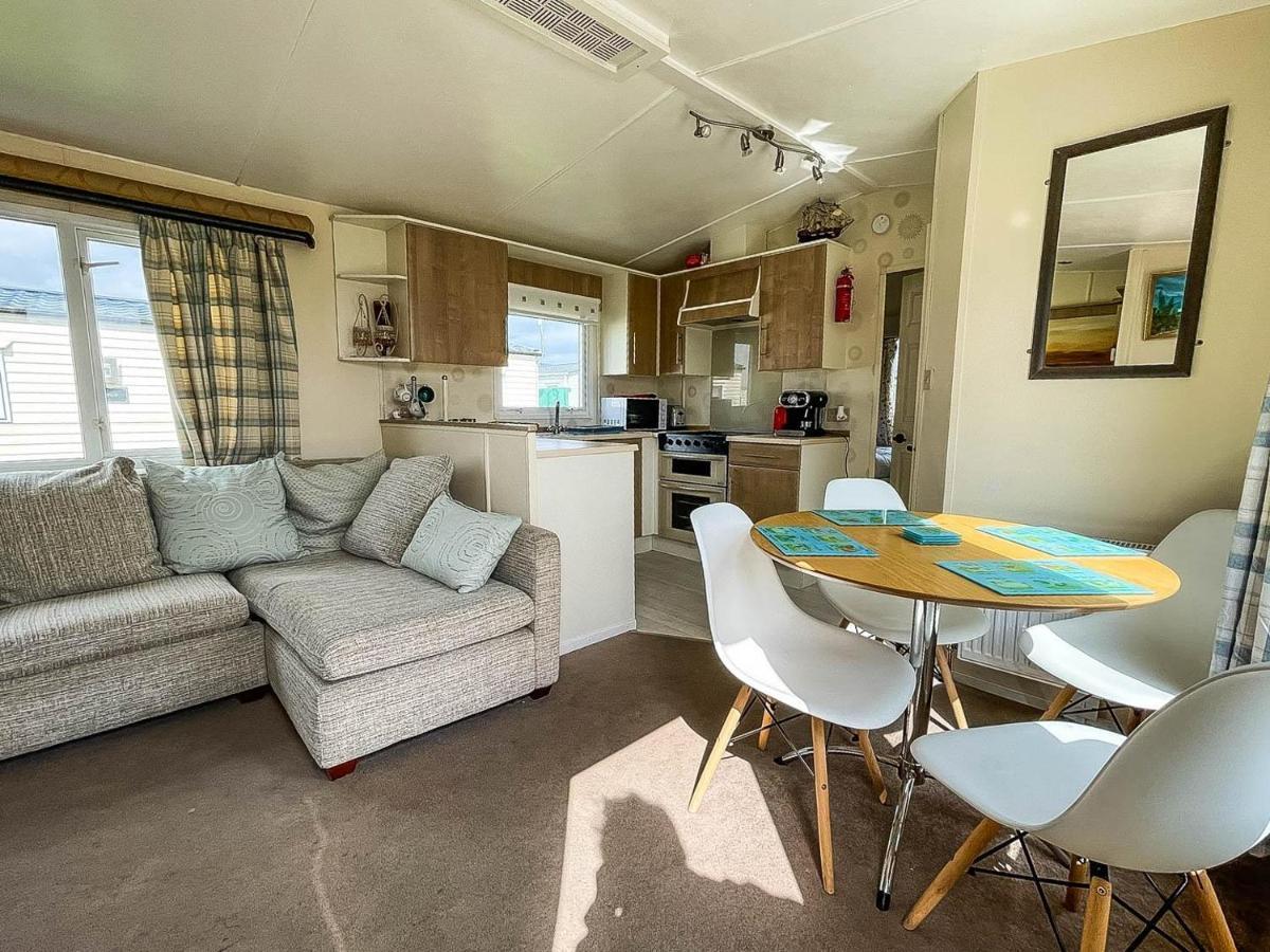 Caravan With Decking At Martello Beach Nearby Clacton-On-Sea Ref 29017Kv Hotel Bagian luar foto