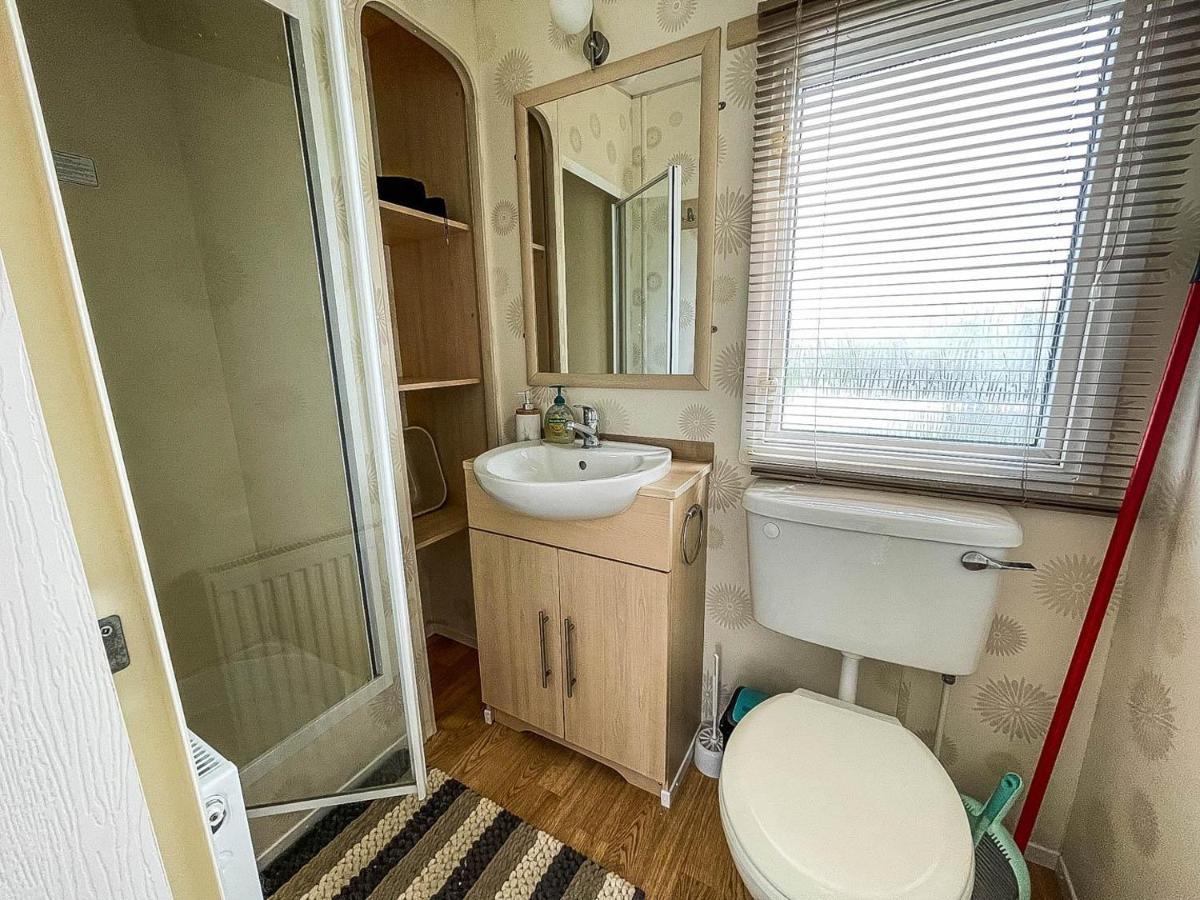 Caravan With Decking At Martello Beach Nearby Clacton-On-Sea Ref 29017Kv Hotel Bagian luar foto